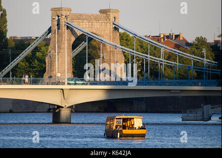 La maggior parte Pokoju (Ponte di Pace) e ponte di sospensione più Grunwaldzki (Grunwald Bridge) oltre il fiume Oder visto dalla torre della cattedrale di Wroclaw, Polonia. 23 A Foto Stock