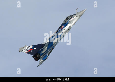 Forza Aerea francese Rafale visualizzazione a Duxford durante il maggio 2017 air show. Nota l'uno schema di visualizzazione. Foto Stock