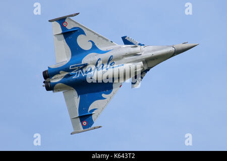 Forza Aerea francese Rafale visualizzazione a Duxford durante il maggio 2017 air show. Nota l'uno schema di visualizzazione. Foto Stock