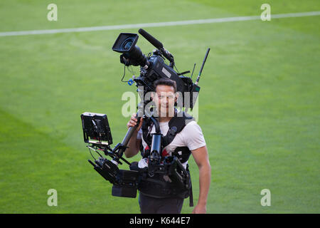 Cameraman tv alla partita di calcio in Spagna Foto Stock
