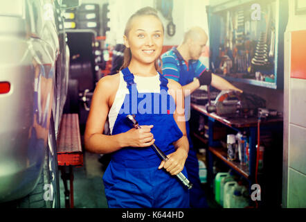 Felice Allegra donna in tute di lavoro lavorare in automatico del punto di servizio Foto Stock