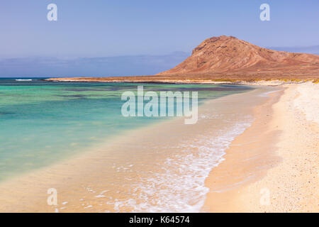 Capo Verde SAL vuoto spiaggia sabbiosa e baia vicino a Monte Leao mountain (Sleeping Lion montagna), Isola di Sal, Capo Verde, Oceano Atlantico, Africa Foto Stock