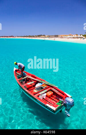 Capo Verde SAL Fisherman portando la sua cattura di pesce in un decorato la pesca in barca al molo a Santa Maria, Isola di Sal , Isole di Capo Verde, Africa Foto Stock