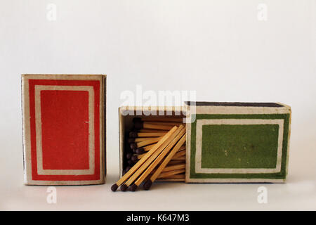 Set di due vintage matchbox di cartone Foto Stock