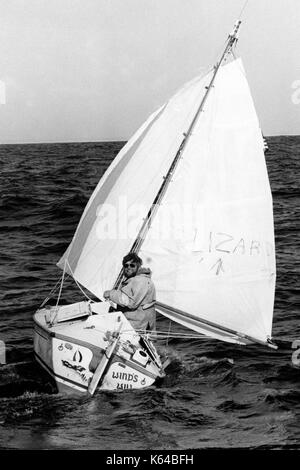 Ajaxnetphoto. agosto, 1982. falmouth, Inghilterra. - Piccolo vele di imbarcazioni atlantico - bill dunlop (USA) nel suo 9ft lungo (2,7m) yacht del vento si arriva dopo un giorno 78 oceano atlantico traversata. dunlop partì di Portland, Maine, il 13 giugno. Il carrello driver scomparso nell'oceano pacifico nel 1984 durante il tentativo di un periplo nella stessa barca. foto:l'Ajax news foto ref:dunlop 821306 Foto Stock