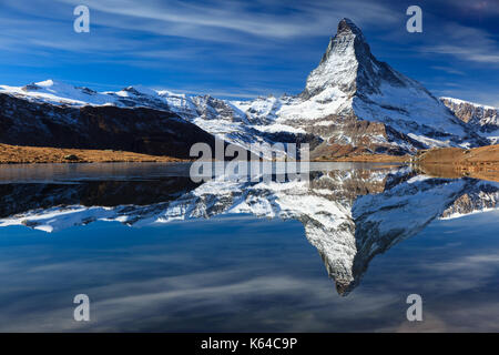 Il Cervino con la neve si riflette nel lago, Vallese, Svizzera Foto Stock