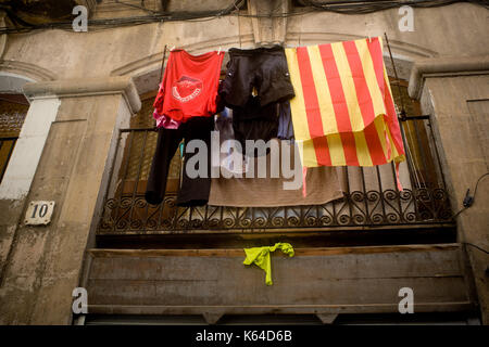 Barcellona, Spagna. Undicesimo Sep, 2017. Una bandiera catalana pende da un balcone a Barcellona durante la Catalogna della giornata nazionale. governo catalano mira a celebrare un referendum sull indipendenza il prossimo primo ottobre. Credito: jordi boixareu/alamy live news Foto Stock