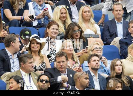 Lavaggio, NY, Stati Uniti d'America. Decimo Sep, 2017. savannah guthrie, Debra Messing, Mariska Hargitay, Philip schneider, Hillary Swank di presenze per us open tennis championships - sun, Arthur Ashe Stadium, lavaggio, NY, 10 settembre 2017. Credito: lev radin/everett raccolta/alamy live news Foto Stock