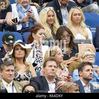 Lavaggio, NY, Stati Uniti d'America. Decimo Sep, 2017. savannah guthrie, Debra Messing, Mariska Hargitay di presenze per us open tennis championships - sun, Arthur Ashe Stadium, lavaggio, NY, 10 settembre 2017. Credito: lev radin/everett raccolta/alamy live news Foto Stock