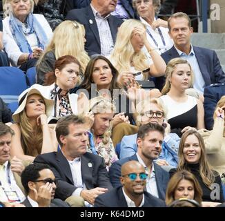 Lavaggio, NY, Stati Uniti d'America. Decimo Sep, 2017. savannah guthrie, Debra Messing, Mariska Hargitay, Philip schneider, Hillary Swank di presenze per us open tennis championships - sun, Arthur Ashe Stadium, lavaggio, NY, 10 settembre 2017. Credito: lev radin/everett raccolta/alamy live news Foto Stock