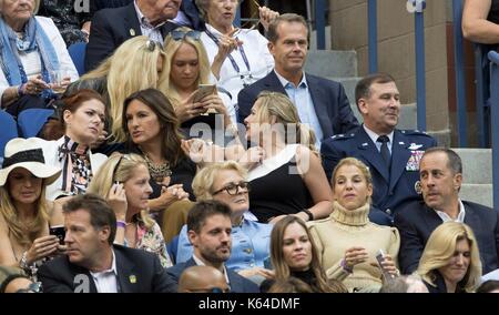 Lavaggio, NY, Stati Uniti d'America. Decimo Sep, 2017. savannah guthrie, Debra Messing, Mariska Hargitay, Philip schneider, Hillary Swank, Stefan Edberg, Jessica Seinfeld, Jerry Seinfeld di presenze per us open tennis championships - sun, Arthur Ashe Stadium, lavaggio, NY, 10 settembre 2017. Credito: lev radin/everett raccolta/alamy live news Foto Stock