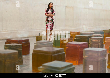 Tate Britain, Londra, Regno Unito. Undicesimo Sep, 2017. Nuova importante esposizione del lavoro di artista contemporaneo Rachel Whiteread corre dal 12 settembre 2017 al 21 gennaio 2018, comprese le grandi opere scultoree. Fotografia: Untitled (un centinaio di spazi), 1995. Posti con galleria personale. 100 resine colate di inferiori delle sedie, visualizzato nella Duveen gallerie. Credito: Malcolm Park/Alamy Live News. Foto Stock