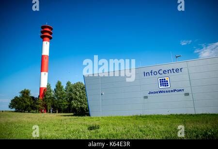 Wilhelmshaven, Germania. 04 giugno, 2017. Il centro di informazione per il porto di acque profonde jadeweserport ed un faro in Wilhelmshaven (Germania), 04 giugno 2017. | Utilizzo di credito in tutto il mondo: dpa/alamy live news Foto Stock