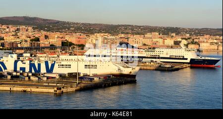 Civitavecchia, Italia. 18 luglio, 2017. I traghetti del porto di Civitavecchia (Italia), 18 luglio 2017. | Utilizzo di credito in tutto il mondo: dpa/alamy live news Foto Stock