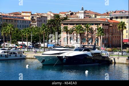 Ajaccio, Francia. 17 luglio, 2017. motor yacht al porto di Ajaccio in Corsica (Francia), 17 luglio 2017. | Utilizzo di credito in tutto il mondo: dpa/alamy live news Foto Stock