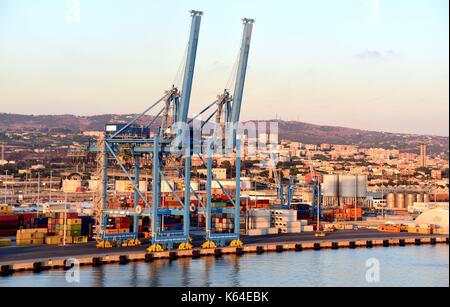 Civitavecchia, Italia. 18 luglio, 2017. gru per lo scarico di navi container nel porto di Civitavecchia (Italia), 18 luglio 2017. | Utilizzo di credito in tutto il mondo: dpa/alamy live news Foto Stock
