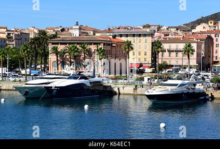 Ajaccio, Francia. 17 luglio, 2017. motor yacht al porto di Ajaccio in Corsica (Francia), 17 luglio 2017. | Utilizzo di credito in tutto il mondo: dpa/alamy live news Foto Stock