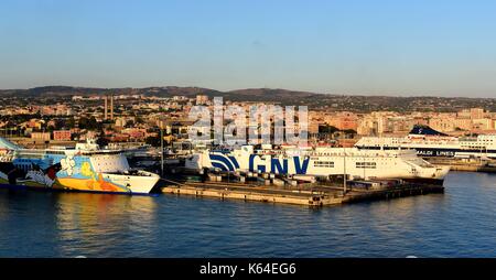 Civitavecchia, Italia. 18 luglio, 2017. I traghetti del porto di Civitavecchia (Italia), 18 luglio 2017. | Utilizzo di credito in tutto il mondo: dpa/alamy live news Foto Stock
