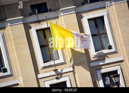 Vatikan, Santa Sede. 18 luglio, 2017. vaticano bandiera vicino al st. Piazza di San Pietro a Roma (Vaticano), 18 luglio 2017. | Utilizzo di credito in tutto il mondo: dpa/alamy live news Foto Stock