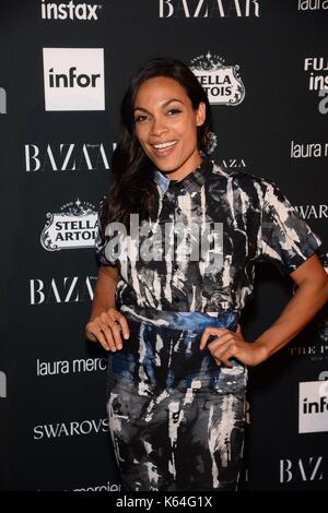 New york, ny, Stati Uniti d'America. 8 Sep, 2017. rosario dawson presso gli arrivi di Harper's Bazaar: icone portfolio launch party, il plaza hotel di new york, ny, 8 settembre 2017. Credito: eli winston/everett raccolta/alamy live news Foto Stock