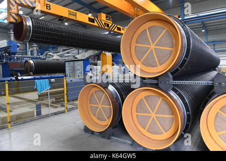 Un tubo di acciaio è rivestito in calcestruzzo in wasco rivestimento vegetale sull'isola ruegen, Germania, 11 settembre 2017. Il peso di calcestruzzo rivestimento è necessario fornire le tubazioni con una sufficiente stabilità sul fondo del mare. wasco·s rivestimento vegetale in mukran fornirà rivestimenti in calcestruzzo servizi per circa 90.000 tubi; le tubazioni rivestite saranno portavamo ad interim storages lungo la pipeline proiettata dalla nave. photo: Stefan Sauer/dpa Foto Stock