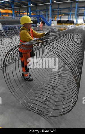 Un tubo di acciaio è rivestito in calcestruzzo in wasco rivestimento vegetale sull'isola ruegen, Germania, 11 settembre 2017. Il peso di calcestruzzo rivestimento è necessario fornire le tubazioni con una sufficiente stabilità sul fondo del mare. wasco·s rivestimento vegetale in mukran fornirà rivestimenti in calcestruzzo servizi per circa 90.000 tubi; le tubazioni rivestite saranno portavamo ad interim storages lungo la pipeline proiettata dalla nave. photo: Stefan Sauer/dpa Foto Stock