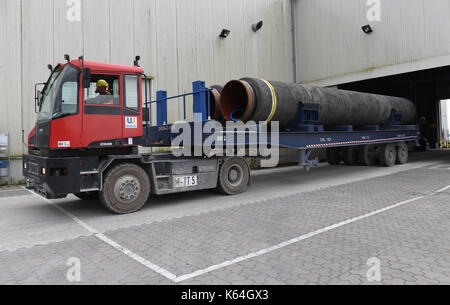 Un tubo di acciaio è rivestito in calcestruzzo in wasco rivestimento vegetale sull'isola ruegen, Germania, 11 settembre 2017. Il peso di calcestruzzo rivestimento è necessario fornire le tubazioni con una sufficiente stabilità sul fondo del mare. wasco·s rivestimento vegetale in mukran fornirà rivestimenti in calcestruzzo servizi per circa 90.000 tubi; le tubazioni rivestite saranno portavamo ad interim storages lungo la pipeline proiettata dalla nave. photo: Stefan Sauer/dpa Foto Stock