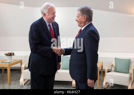 Helsinki, Finlandia. Undicesimo Sep, 2017. Presidente finlandese sauli niinisto (r) scuote le mani con la visita usa sotto il segretario di stato thomas shannon a Helsinki in Finlandia, sept. 11, 2017. Credito: matti matikainen/xinhua/alamy live news Foto Stock