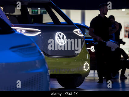 Francoforte, Germania. Undicesimo Sep, 2017. Il logo vw del concetto studio 'id vw buzz' si illumina sui terreni della fiera di Francoforte sul Meno, Germania, 11 settembre 2017. La International Motor Show (IAA) è tra il 14 e 24 settembre 2017. più di mille produttore da quasi 40 paesi presenti i loro prodotti presso la rinomata fiera. (Nella foto con estrema ampio angolo-lente. Credito: dpa picture alliance/alamy live news Foto Stock