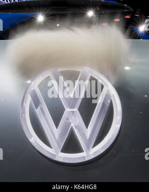 Francoforte, Germania. Undicesimo Sep, 2017. Un dipendente leviga il logo del concetto studio 'id vw buzz' sui terreni della fiera di Francoforte sul Meno, Germania, 11 settembre 2017. La International Motor Show (IAA) è tra il 14 e 24 settembre 2017. più di mille produttore da quasi 40 paesi presenti i loro prodotti presso la rinomata fiera. Credito: dpa picture alliance/alamy live news Foto Stock