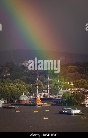 Londra, Regno Unito. Undicesimo Sep, 2017. Regno Unito Meteo: Cutty Sark nave si vede in Greenwich durante una rottura arcobaleno colorato oltre a sud-est di Londra. Credito: Guy Corbishley/Alamy Live News Foto Stock