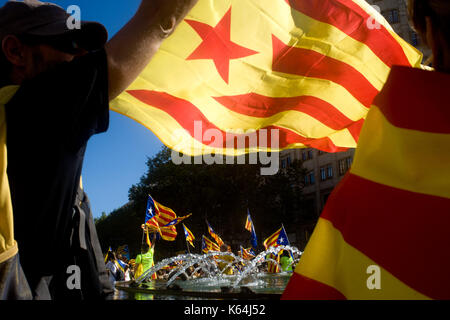 Barcellona, in Catalogna, Spagna. Undicesimo Sep, 2017. A Barcellona, coincidente con il catalano giornata nazionale o diada, un uomo sventola una bandiera estelada (segno di indipendenza catalana) come centinaia di migliaia di riempire le strade chiedendo l indipendenza della Catalogna. governo catalano mira a celebrare un referendum sull indipendenza il prossimo primo ottobre. Credito: jordi boixareu/zuma filo/alamy live news Foto Stock