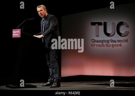 Brighton, Regno Unito. Undicesimo Sep, 2017. Dave Prentis, Segretario generale di UNISON parla al Trades Union Congress TUC conference 2017 in Brighton, Regno Unito, lunedì 11 settembre, 2017. Credito: Luca MacGregor/Alamy Live News Foto Stock