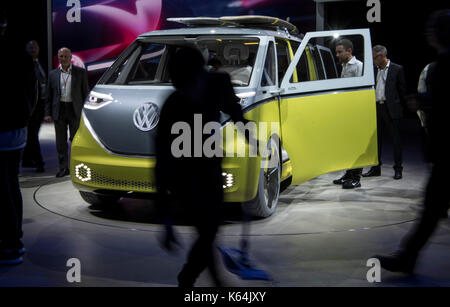 Il concetto di VW studio 'id vw buzz' sorge sui terreni della fiera di Francoforte sul Meno, Germania, 11 settembre 2017. La International Motor Show (IAA) è tra il 14 e 24 settembre 2017. più di mille produttore da quasi 40 paesi presenti i loro prodotti presso la rinomata fiera. photo: Boris roessler/dpa Foto Stock