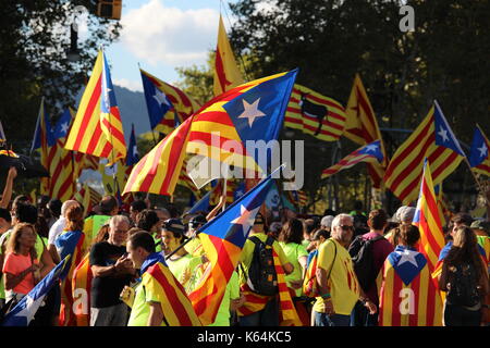 Barcellona, Spagna. Undicesimo Sep, 2017. persone che partecipano con il catalano independentist simboli a diada, la giornata nazionale della Catalogna Spagna autonome della regione mira a celebrare un referendum di indipendenza il 1 ottobre. Credito: dino geromella/alamy live news Foto Stock