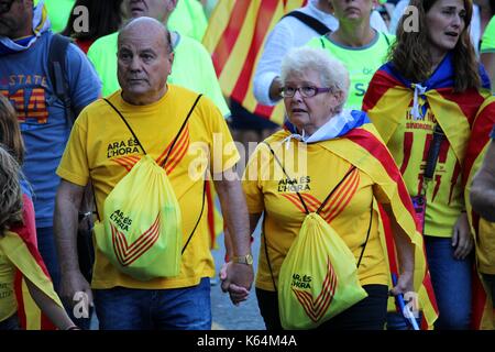 Barcellona, Spagna. Undicesimo Sep, 2017. persone che partecipano con il catalano independentist simboli a diada, la giornata nazionale della Catalogna Spagna autonome della regione mira a celebrare un referendum di indipendenza il 1 ottobre. Credito: dino geromella/alamy live news Foto Stock