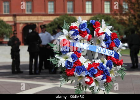 Washington, DC, Stati Uniti d'America. Undicesimo Sep, 2017. funzionari di polizia di raccogliere al diritto nazionale i funzionari di polizia memoriale per contrassegnare il Sedicesimo anniversario della sept. 11, 2001 attacchi terroristici negli Stati Uniti, in Washington, DC, Stati Uniti, sett. 11, 2017. Credito: yang chenglin/xinhua/alamy live news Foto Stock