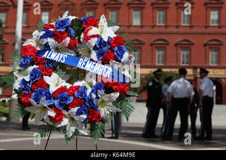 Washington, DC, Stati Uniti d'America. Undicesimo Sep, 2017. funzionari di polizia di raccogliere al diritto nazionale i funzionari di polizia memoriale per contrassegnare il Sedicesimo anniversario della sept. 11, 2001 attacchi terroristici negli Stati Uniti, in Washington, DC, Stati Uniti, sett. 11, 2017. Credito: yang chenglin/xinhua/alamy live news Foto Stock