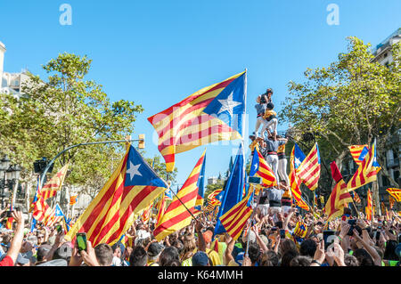 Barcellona, Spagna. Undicesimo Sep, 2017. Migliaia di pro-indipendenza bandiere (estelades) riempire le strade di Barcellona, con torre umana (castell) sulla destra, sulla Catalogna giornata nazionale. Credito: lophius/Alamy Live News Foto Stock