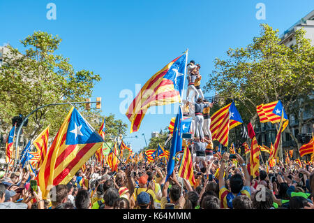 Barcellona, Spagna. Undicesimo Sep, 2017. Migliaia di pro-indipendenza bandiere (estelades) riempire le strade di Barcellona, con torre umana (castell) sulla destra, sulla Catalogna giornata nazionale. Credito: lophius/Alamy Live News Foto Stock