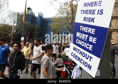 Sydney, Australia. 12 settembre 2017. Pro-scelta manifestanti contro il governo vaccinazione obbligatoria dei bambini si sono stretti in Martin Place, opposta NSW la Casa del Parlamento, Macquarie Street il giorno che il NSW stato inferiore del Parlamento Assemblea voterà sulla sanità pubblica emendamento Review Bill, che dicono che sarà infine rimuovere il coscienzioso e religiosi esenzioni per i bambini non immunizzati in modo che essi non saranno più in grado di partecipare a qualsiasi NSW Centri per l'infanzia. Credito: Richard Milnes/Alamy Live News Foto Stock