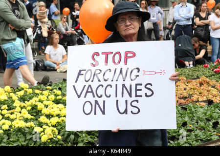 Sydney, Australia. 12 settembre 2017. Pro-scelta manifestanti contro il governo vaccinazione obbligatoria dei bambini si sono stretti in Martin Place, opposta NSW la Casa del Parlamento, Macquarie Street il giorno che il NSW stato inferiore del Parlamento Assemblea voterà sulla sanità pubblica emendamento Review Bill, che dicono che sarà infine rimuovere il coscienzioso e religiosi esenzioni per i bambini non immunizzati in modo che essi non saranno più in grado di partecipare a qualsiasi NSW Centri per l'infanzia. Credito: Richard Milnes/Alamy Live News Foto Stock