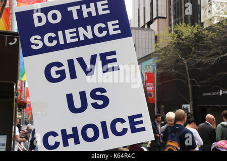 Sydney, Australia. 12 settembre 2017. Pro-scelta manifestanti contro il governo vaccinazione obbligatoria dei bambini si sono stretti in Martin Place, opposta NSW la Casa del Parlamento, Macquarie Street il giorno che il NSW stato inferiore del Parlamento Assemblea voterà sulla sanità pubblica emendamento Review Bill, che dicono che sarà infine rimuovere il coscienzioso e religiosi esenzioni per i bambini non immunizzati in modo che essi non saranno più in grado di partecipare a qualsiasi NSW Centri per l'infanzia. Credito: Richard Milnes/Alamy Live News Foto Stock