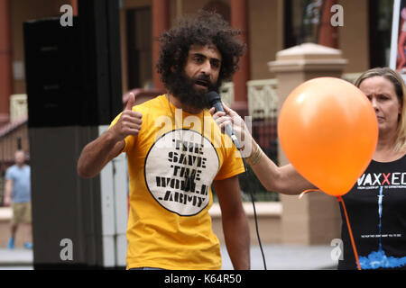 Sydney, Australia. 12 settembre 2017. Pro-scelta manifestanti contro il governo vaccinazione obbligatoria dei bambini si sono stretti in Martin Place, opposta NSW la Casa del Parlamento, Macquarie Street il giorno che il NSW stato inferiore del Parlamento Assemblea voterà sulla sanità pubblica emendamento Review Bill, che dicono che sarà infine rimuovere il coscienzioso e religiosi esenzioni per i bambini non immunizzati in modo che essi non saranno più in grado di partecipare a qualsiasi NSW Centri per l'infanzia. Nella foto: Joe Mekhael parla alla protesta. Credito: Richard Milnes/Alamy Live News Foto Stock