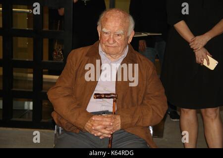 Hollywood, California, Stati Uniti. 8 Settembre 2017. I15923CHW.ON Set of ''ed ASNER'' Eyes on Me Live Pittura dell'acclamato artista Robert Vargas presentato da sur le Mur .Pacific Design Center, West Hollywood, California, USA.09/08/2017.ed ASNER . © Clinton H.Wallace/Photomundo International/ Photos Inc Credit: Clinton Wallace/Globe Photos/ZUMA Wire/Alamy Live News Foto Stock