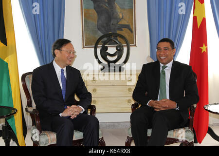 Kingston. Undicesimo Sep, 2017. Giamaica il primo ministro andrew holness (r) soddisfa con visita di Stato cinese il consigliere Yang Jiechi in kingston sept. 11, 2017. Credito: Huang yanan/xinhua/alamy live news Foto Stock