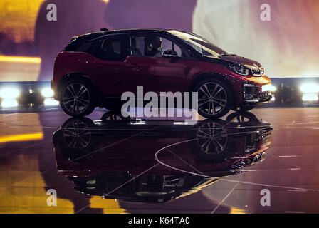 Francoforte, Germania. Xii Sep, 2017. Francoforte, Germania. Xii Sep, 2017. Il produttore di automobili bmw presenta il nuovo veicolo elettrico bmw i3 in frankfurt am main, Germania, 12 settembre 2017. da 14-24 settembre i produttori presentano le loro innovazioni al più grande del mondo di motor show. Credito: dpa picture alliance/alamy live news credito: dpa picture alliance/alamy live news Foto Stock
