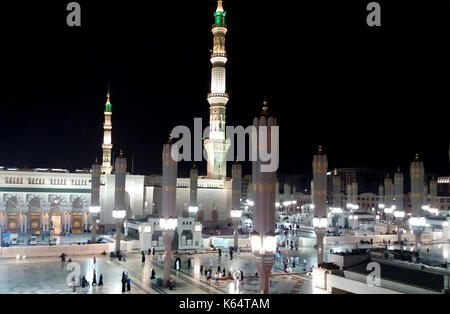 Medina, Arabia Saudita. 11 Settembre 2017. I pellegrini musulmani visitano la tomba del profeta Maometto ad al-Masjid al-Nabawi (la Moschea del Profeta) dopo il loro dovere di pellegrinaggio nella città Santa di Medina, Arabia Saudita 11 settembre 2017 Credit: Mohammed Hassan/APA Images/ZUMA Wire/Alamy Live News Foto Stock