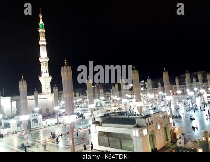 Medina, Arabia Saudita. 11 Settembre 2017. I pellegrini musulmani visitano la tomba del profeta Maometto ad al-Masjid al-Nabawi (la Moschea del Profeta) dopo il loro dovere di pellegrinaggio nella città Santa di Medina, Arabia Saudita 11 settembre 2017 Credit: Mohammed Hassan/APA Images/ZUMA Wire/Alamy Live News Foto Stock