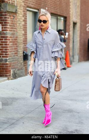 Julia kuczynska camminare al di fuori del ritratto di auto pista mostra durante la settimana della moda di new york - settembre 9, 2017 - foto: pista manhattan/michael ip ***per solo uso editoriale*** | verwendung weltweit Foto Stock